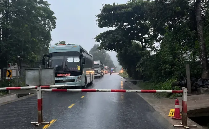 Barricades are erected to prevent people and vehicles from passing through flooded roads. img-20250612-093535-7308-48.jpg