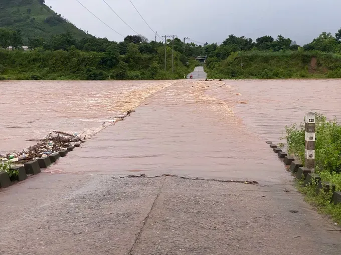 Heavy rain causes flooding and isolation in mountainous areas of Quang Tri. img-20250612-093539-979-197.jpg