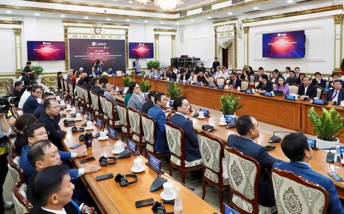 Many businesses attend and witness the signing ceremony. (Photo: SGGP/ Hoang Hung) z6696790239164-de07fdcb4be0b64eb24fabd3f90ccc24-6117-4542.jpg