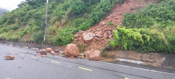 Landslides occur in Son Tra Peninsula in Da Nang City due to heavy rain. z6697301129053-1ed14720ddd606dd9cf668ef9aed843c-8382-8129.jpg