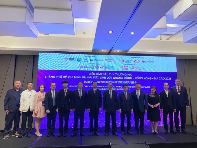 Delegates take commemorative photos at the Ho Chi Minh City and Guangdong-Hong Kong-Macao Greater Bay Area Investment & Business Forum 2025. (Photo: SGGP/ Xuan Hanh) z6698253350578-9e069944030fe04a54960160cd08dffe-2988-2497.jpg