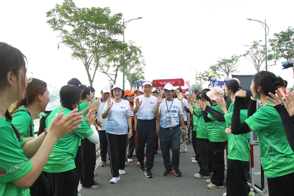 Secretary of the Ho Chi Minh City Party Committee Nguyen Van Nen (center) joins the race. 1000022633-2235-4708.jpg