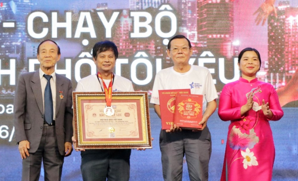 Journalist Tran Trong Dung (second from the left), Vice President of the Vietnam Journalists Association, and journalist Nguyen Tan Phong, President of the Ho Chi Minh City Journalists Association, receive the Vietnam Record Certificate. P6B.jpg