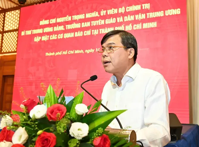 Deputy Head of the Ho Chi Minh City Party Committee’s Propaganda and Mass Mobilization Commission Tang Huu Phong provides updates at the meeting. (Photo: SGGP/ Viet Dung) img-6293-3255-6750.jpeg