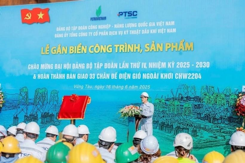 PTSC General Director Tran Ho Bac speaks at a ceremony in Vung Tau city on June 16 to mark the completion of the foundation handover. (Photo: VNA) ong-tran-ho-bac-tong-giam-doc-ptsc-phat-bieu-tai-su-kien-anh-petrovietnam.jpg