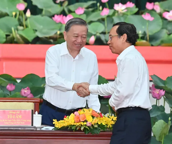 General Secretary of the Communist Party of Vietnam To Lam (L) and Secretary of the Ho Chi Minh City Party Committee Nguyen Van Nen at the working session. (Photo: SGGP/ Viet Dung) b094b327e8445f1a0655-1693-5333.jpg