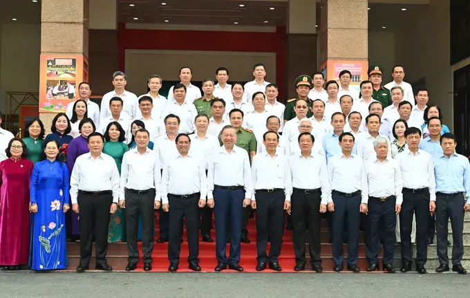 Delegates take a commemorative photo. (Photo: SGGP/ Viet Dung) d2b452762f11984fc100-6315-563.jpg