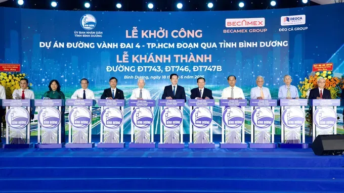 Deputy Prime Minister Mai Van Chinh along with delegates perform rituals to break ground on the Ho Chi Minh City Ring Road No.4 section through Binh Duong Province and inaugurate three provincial roads DT743, DT746 and DT747B. le-khoi-cong-2318-9642.jpg