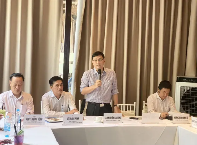 Chairman of the Ho Chi Minh City Computer Association Lam Nguyen Hai Long provides information about iTech Expo 2025. tempimagei84wup-9445-6623.jpg