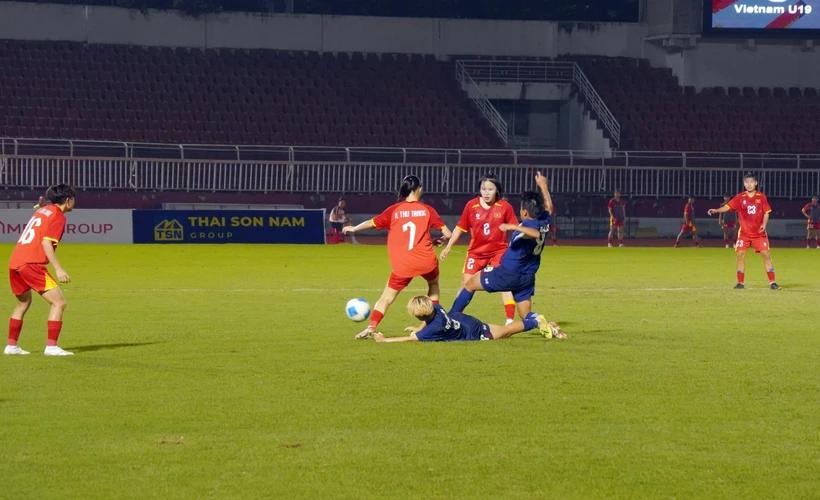 Vietnam U19 women’s team (in red) on the ball against Thailand U19 (in blue) (Photo: VNA) vna-potal-doi-tuyen-u19-nu-thai-lan-vo-dich-giai-u19-nu-dong-nam-a-2025-8099764.jpg