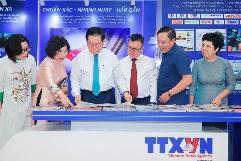 Politburo member and Chairman of the Party Central Committee’s Commission for Information, Education and Mass Mobilisation Nguyen Trong Nghia (third from left) visits the Vietnam News Agency's booth. (Photo: VNA) vna-potal-khai-mac-hoi-bao-toan-quoc-nam-2025-8100135.jpg
