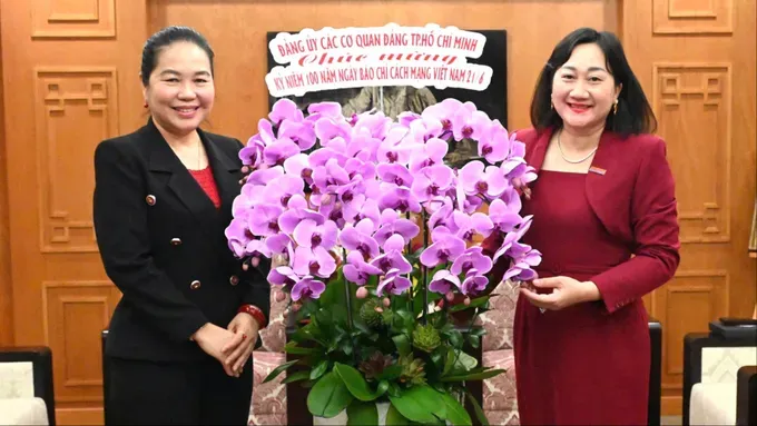 Ms. Le Thi Hong Nga, Deputy Secretary of the Party Committee of Ho Chi Minh City Party Agencies, presents flowers to congratulate Sai Gon Giai Phong Newspaper on the occasion of the 100th anniversary of the Vietnamese Revolutionary Press Day. (Photo: SGGP/ Trong Nghi) z6717922272179-75a5b64c90048c4f8f955c64501ba327-9282-9089.jpg