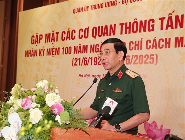 Politburo member, Vice Secretary of the Central Military Commission, and Minister of National Defence Gen. Phan Van Giang speaks at the meeting (Photo: VNA) 431795_giang.jpg