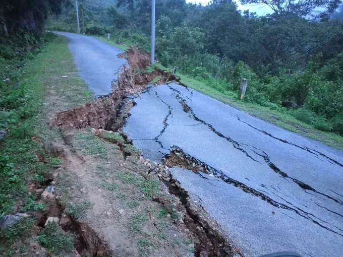 Vu Muon – Kim Hy Road in Bac Kan Province is cracked and damaged due to heavy rain on June 20. img-9810-1898-9204.jpeg
