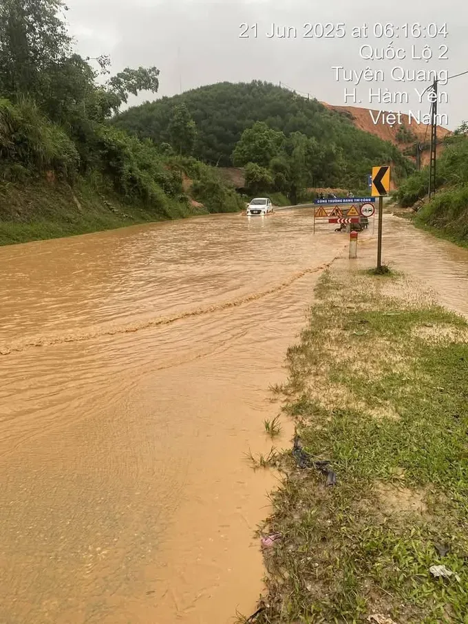 National Highway No.2 through Ham Yen District, Tuyen Quang Province is flooded on the morning of June 21. img-9835-7142-7051.jpeg