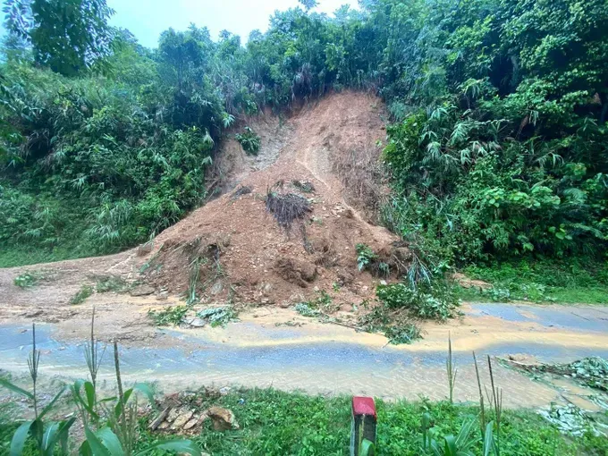 A landslide occurred onto a roadway in Bac Son District, Lang Son Province on the morning of June 21. img-9836-2504-1822.jpeg