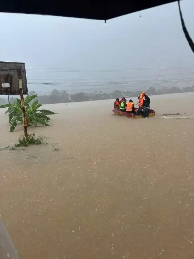 Rescue forces use boats to evacuate stranded victims. img-9837-1799-4664.jpeg