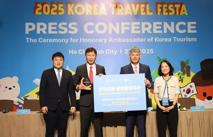 Leaders of the Korea Tourism Organization present the appointment symbol to appoint Mr. Kim Sang-sik as the Honorary Tourism Ambassador of Korea in Vietnam. (Photo: KTO) kss1-8603-9874.jpg
