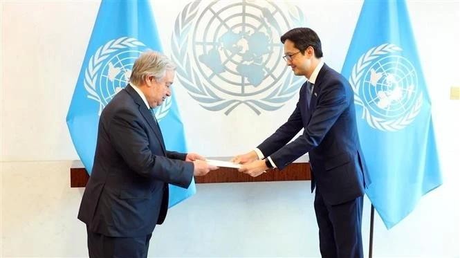 Ambassador Do Hung Viet (R) presents his credentials to United Nations Secretary-General Antonio Guterres at the UN Headquarters in New York on June 20. (Photo: VNA) vna-potal-dai-su-do-hung-viet-trinh-uy-nhiem-thu-len-tong-thu-ky-lhq-8104701.jpg