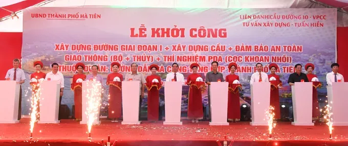 Chairman of the People's Committee of Kien Giang Province Nguyen Thanh Nhan together with other delegates cut the ribbon to commence the access road project to Ha Tien General Port. 161b55c8-4852-4028-a3ba-ec2fc6ba3985-4706-3778.jpeg