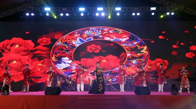 An art performance at the festival (Photo: VNA) 432144_5199041908699555_vna_potal_giao_luu_huu_nghi_viet_nam_-_hoa_ky_tai_thanh_pho_da_nang_8107069.jpg