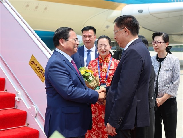 Prime Minister Pham Minh Chinh is welcomed at the Tianjin Binhai International Airport. (Photo: VNA) 432541_5199984306138281_led.jpg