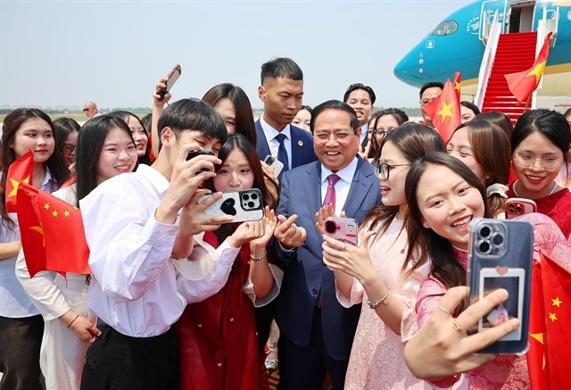 Prime Minister Pham Minh Chinh with the Vietnamese students in China. (Photo: VNA) 432544_5199985173706243_pmaaa.jpg
