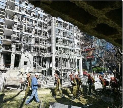A building damaged after an attack in Ramat Gan city of Israel. (Photo: XINHUA/VNA) 432711_Screen Shot 2025-06-25 at 09.22.03.jpeg