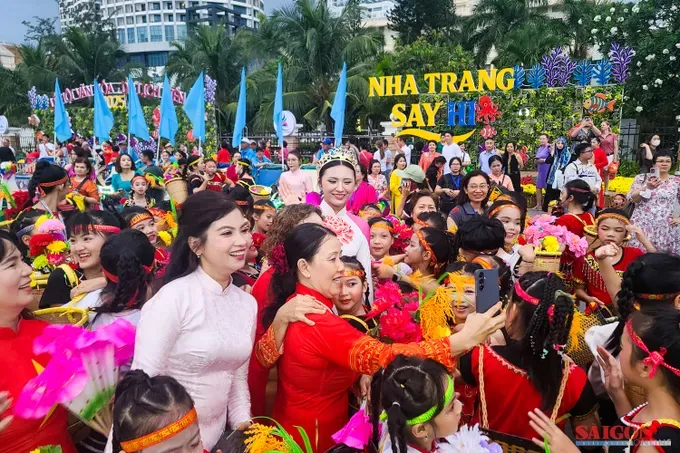 Second runner-up of Miss Sea and Islands Vietnam 2025, Nguyen Tuong Vy, interacts with locals as part of the festival activities. (Photo: SGGP/ Hieu Giang) dasua-175220-7034-5267.jpg