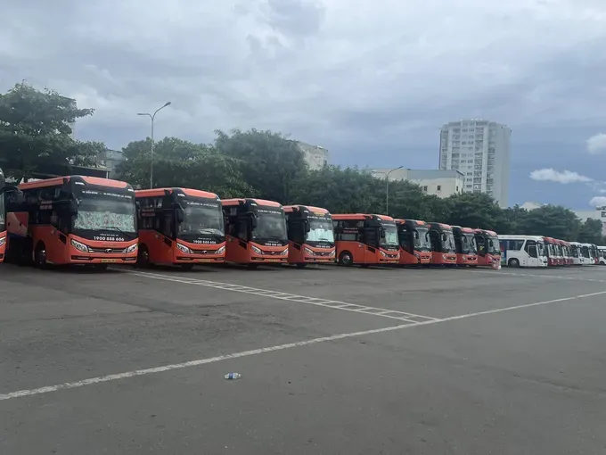 Starting July 1, shuttle services will transport officials between Binh Duong, Ba Ria - Vung Tau and HCMC. 25-xe-2629-7156.jpg