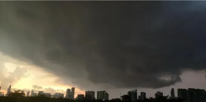 Thunderstorms may occur in Ho Chi Minh City in the afternoons. (Photo: Quoc Anh) screenshot-2025-06-26-064442-2385-9406.png