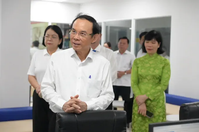 HCMC Party Secretary Nguyen Van Nen at the field survey (Photo: SGGP/Van Minh) dsc-0894-1707-3397.jpeg