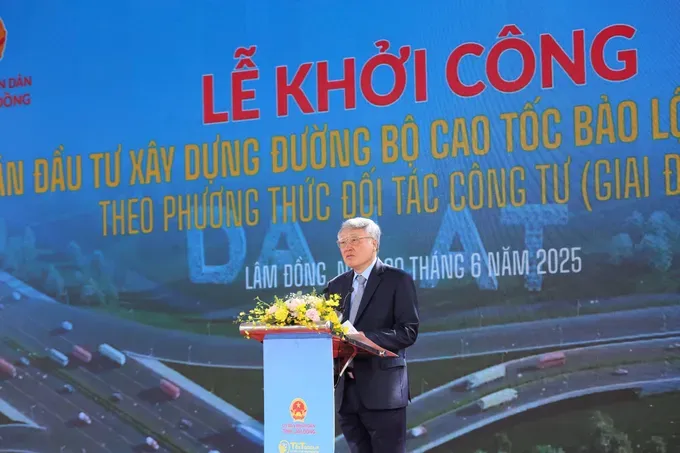 Permanent Deputy Prime Minister Nguyen Hoa Binh speaks at the groundbreaking ceremony for the Bao Loc – Lien Khuong Expressway. img-2936-1287-4503.jpeg