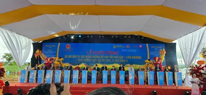 The delegates press the button to officially launch the construction of the Bao Loc – Lien Khuong Expressway project. img-2937-2001-7511.jpeg