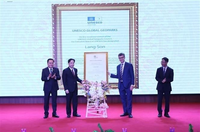 Jonathan Wallace Baker, UNESCO Representative in Vietnam (right), presents the UNESCO Global Geopark Certificate for Lang Son to the provincial leadership. (Photo: VNA) vna-potal-unesco-trao-bang-cong-nhan-cong-vien-dia-chat-toan-cau-lang-son-8119501.jpg