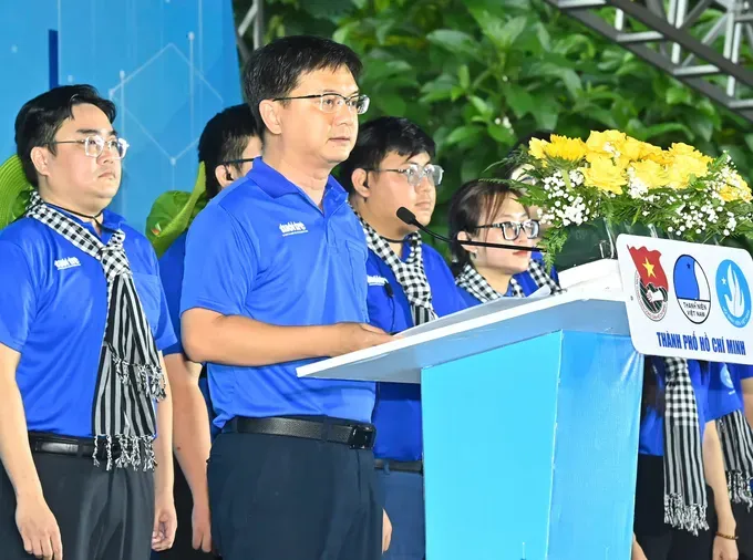 Head of the Propaganda and Mass Mobilization Commission of the Municipal Party Committee Nguyen Manh Cuong speaks at the ceremony. (Photo: SGGP/ Viet Dung) z6752977723327-a8dcc24132de5db56b59c5dfa8382674-7715-5208.jpg