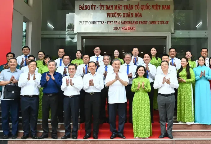 General Secretary To Lam, along with the central delegation and leaders of the Ho Chi Minh City Party Committee, conducts a field survey to Xuan Hoa Ward. (Photo: SGGP/ Viet Dung) z6753754372282-307d7116b829e3baa0c1b7d0f8ed7afd-7478-2755.jpg