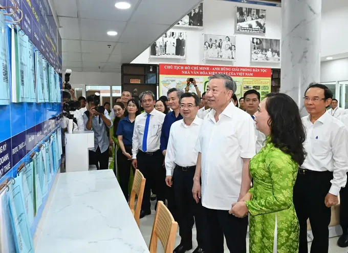 General Secretary To Lam reviews the publicly posted administrative procedures at the Xuan Hoa Ward Public Administrative Service Center during the field survey. (Photo: SGGP/Viet Dung) z6753757595716-9a5a0b2ac5dedd580d709047df32052a-6316-6497.jpg