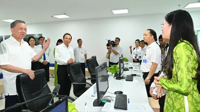 General Secretary To Lam talks with officials at the Xuan Hoa Ward Public Administrative Service Center. (Photo: SGGP/Viet Dung) z6753758020957-69248dd6fb8afaa11b837e586afdd23c-5878-3732.jpg