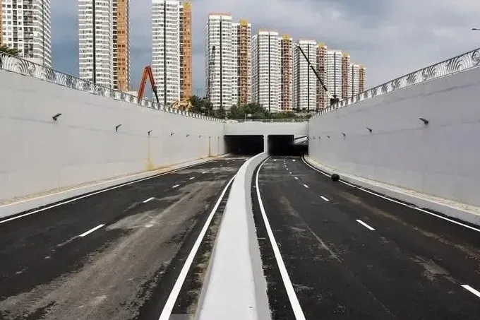 The HC1-01 underpass includes a cross-section of four lanes, organized for two-way traffic, two lanes in each direction for cars and trucks. 30-9740-6433.jpg