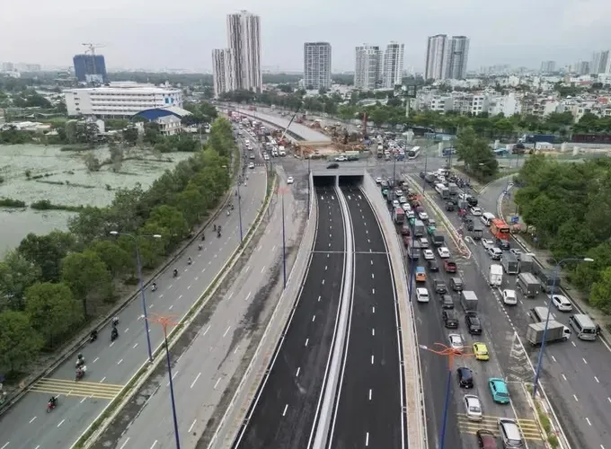 The HC1-01 underpass at An Phu Interchange is opened to traffic. 30d-535-8032.jpg
