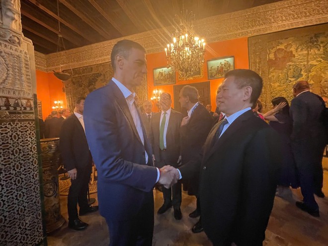 Deputy Prime Minister Ho Duc Phoc (right) shakes hands with Spanish Prime Minister Pedro Sanchez on June 30 (Photo: Ministry of Foreign Affairs) spain.jpg