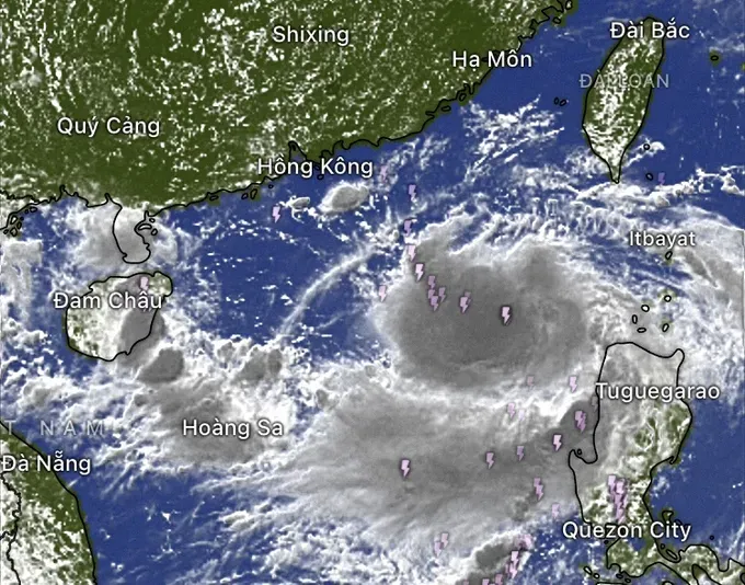Satellite image shows weather conditions over the East Sea with clusters of strong thunderstorms updated at 11 a.m. on July 4. (Source: GFS) img-0178-4633-1907.jpeg