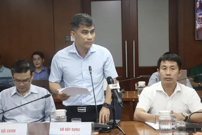 Deputy Head of the Transport Management Division under the Ho Chi Minh City Department of Construction Nguyen Quoc Vinh provides updates at the press conference. z6767892733913-0d495911f512c89596295796a7c0611a-363-3271.jpg