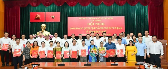 Permanent Deputy Secretary of the Ho Chi Minh City Party Committee Nguyen Thanh Nghi and Deputy Secretary of the Ho Chi Minh City Party Committee Dang Minh Thong congratulate the staff of the Office of the Ho Chi Minh City Party Committee. (Photo: SGGP/ Viet Dung) 0bbdffff8ba93df764b8-7381-7821.jpg