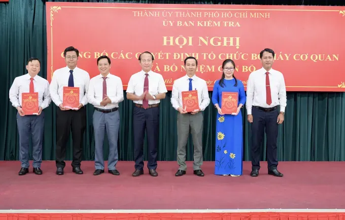 Chairman of the HCMC Party Committee’s Inspection Commission Vo Van Dung and Deputy Chairpersons of the Commission present appointment decisions for the Chief and Deputy Chief of the Office of the Inspection Commission. (Photo: SGGP/ Van Minh) dsc-1539-2648-9086.jpeg