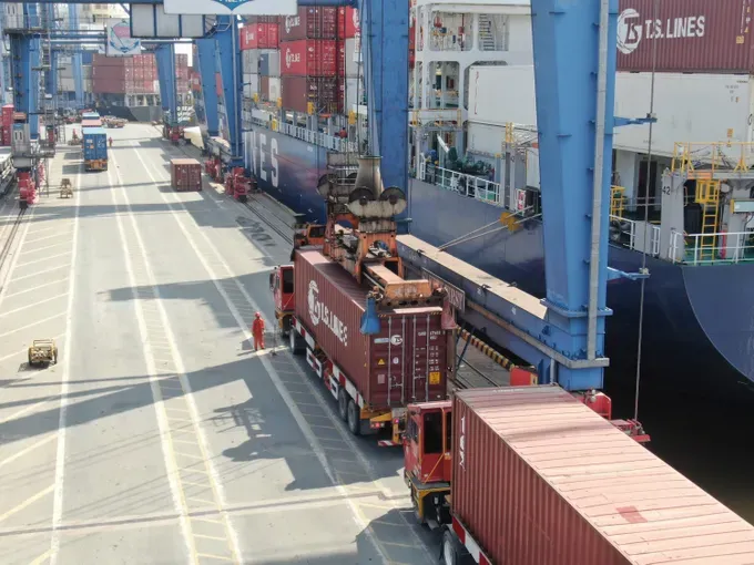 Export goods are loaded onto a vessel at Cat Lai Port. (Photo: SGGP/ Hoang Hung) e5c-3817-7320.jpg