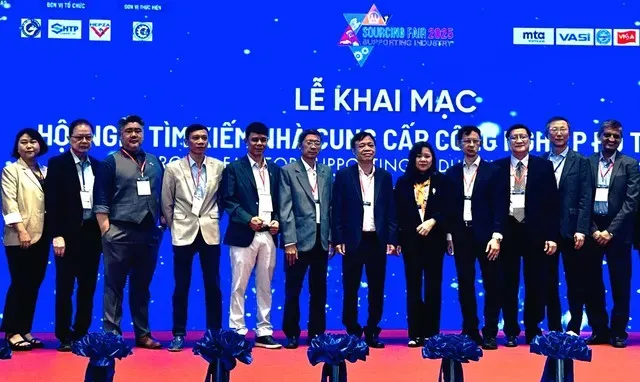 Delegates perform ritual to open the 2025 Sourcing Fair of Supporting Industry with Buyers (SFS 2025). hinh-cnht-1751613108863264081907-5070-270.jpg