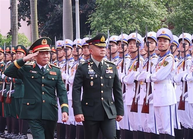 Chief of the General Staff of the Vietnam People’s Army and Deputy Minister of National Defence Gen. Nguyen Tan Cuong (left) and Chief of Defence Forces of Thailand Gen. Songwit Noonpackdee review the guard of honour at the welcome ceremony in Hanoi on July 4. (Photo: VNA) vietnam-thailand-pledge-to-deepen-military-ties-1.jpg