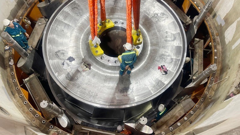 The rotor of the first turbine at the expanded Hoa Binh Hydropower Plant project is successfully installed. (Photo: VNA) dien-6725.jpg